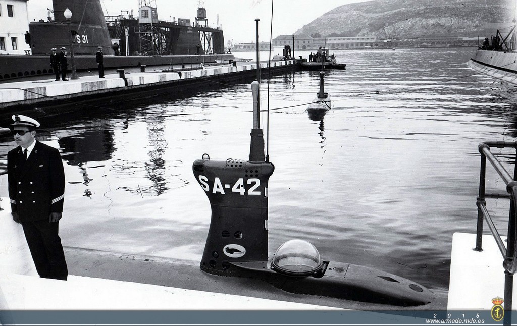 Entrega de la Bandera de Combate al SA-42 en la Base de Submarinos. En el centro de la fosa el SA-41.